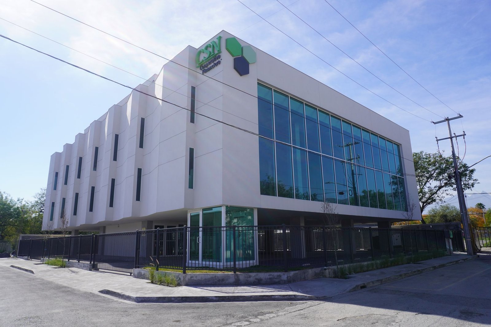 Fachada de edificio de oficinas en Monterrey con paño acristalado de tres niveles y cancelería de aluminio